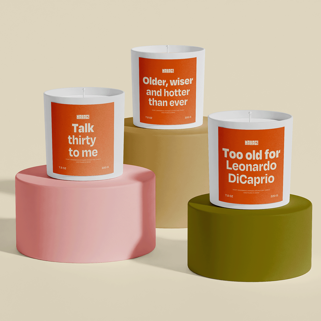 Makagi Duftkerzen Trio Talk thirty to me, Older wiser and hotter than ever, Too old for Leonardo DiCaprio stehend auf Podest