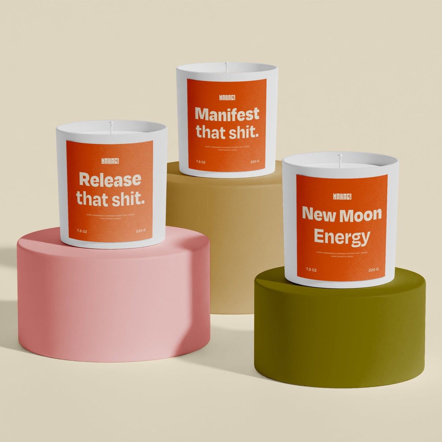 Makagi Duftkerzen Trio Manifest that shit, Release that shit, New Moon Energy stehend auf Podest