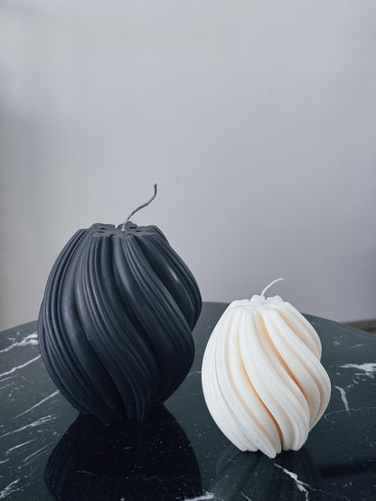 Makagi Swirl Kerzen aus Sojawachs in zwei Größen in schwarz und weiß auf einer schwarzen Marmorplatte