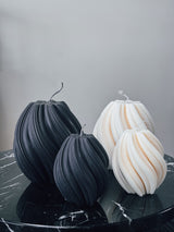 Makagi Swirl Kerzen aus Sojawachs in zwei Größen in schwarz und weiß auf einer schwarzen Marmorplatte
