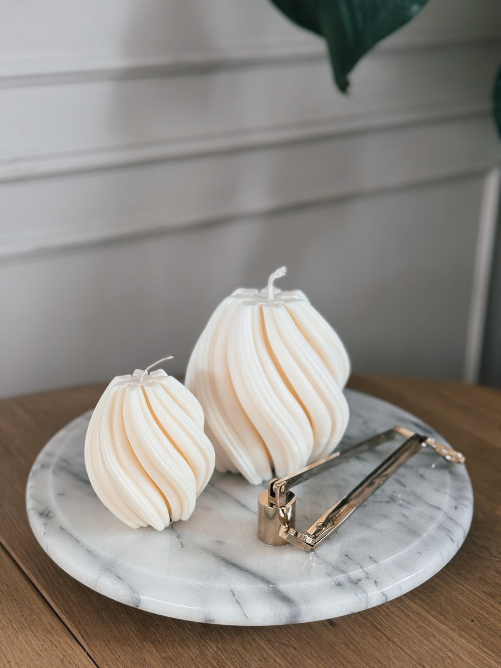 Makagi Swirl Kerzen aus Sojawachs in zwei Größen in weiß auf einer grauen Marmorplatte