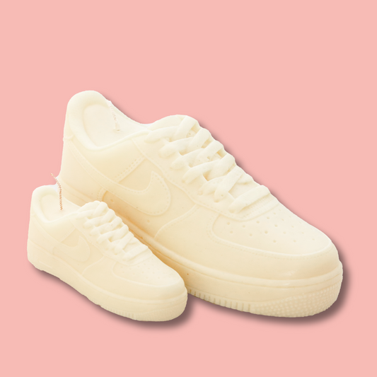 Makagi Sneaker Kerzen Collection AF1 Bundle auf rosa Hintergrund