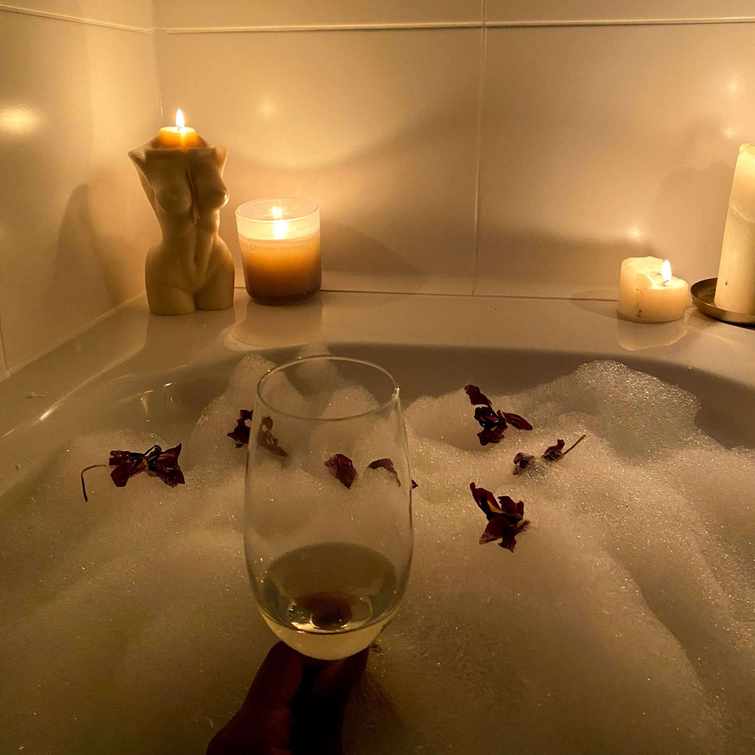 Nomi Frauen Körper als Kerze von Makagi in der Badewanne mit einem Glas Wein #color_pearl