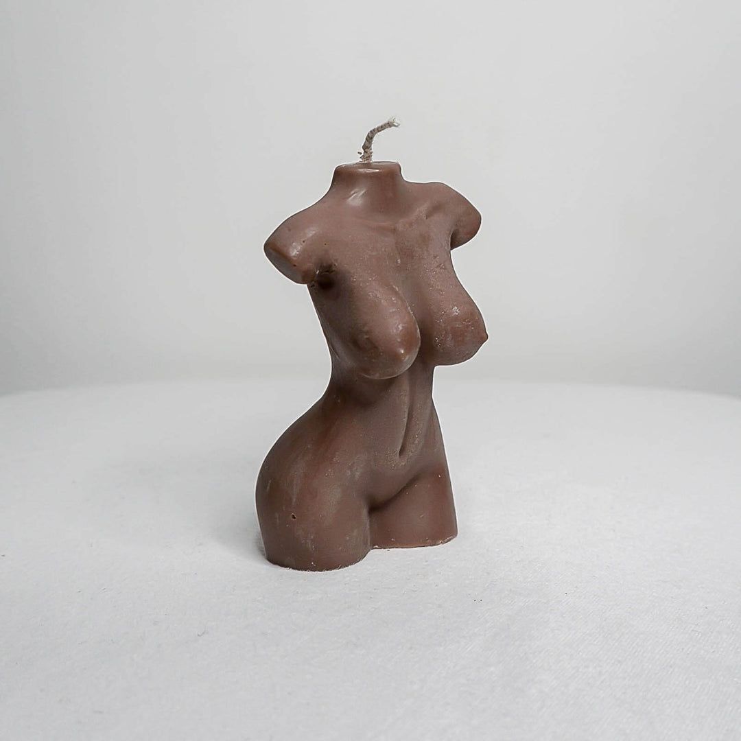 Cali Körper Kerze von Makagi, Body Candle als Figur einer Frau #color_cocoa